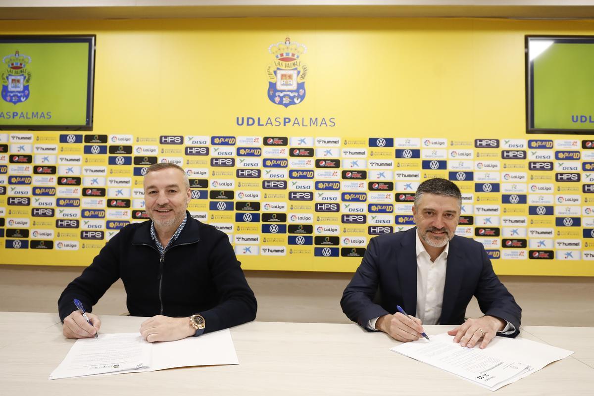 Miguel Ángel Ramírez y Pimienta firman el contrato de nuevo entrenador de la UD, en febrero de 2022.