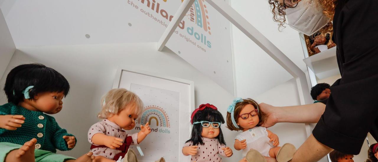 Miniland ha vuelto a apostar este año por la inclusión, con muñecos que simulan tener problemas visuales y auditivos. | JUANI RUZ