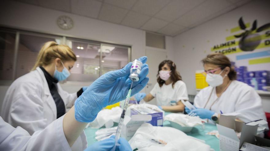 Varias sanitarias preparan vacunas contra el covid en un centro de salud de Zaragoza, hace unos meses.
