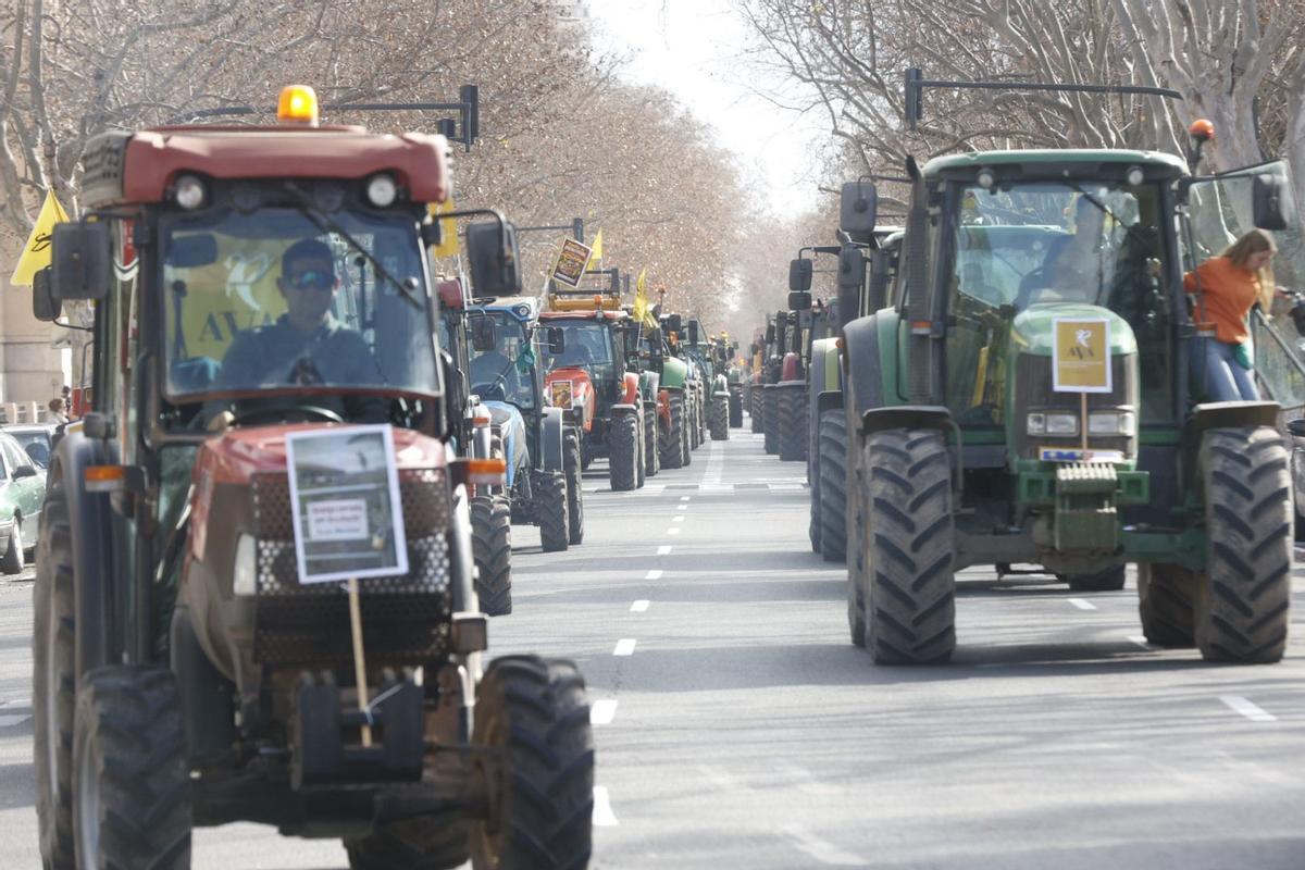 Colapso en las calles de València en el inicio de la tractorada por el acuerdo de la UE y el Mercosur