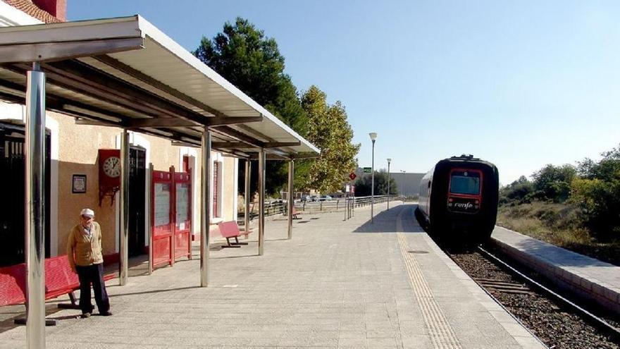Una víctima más en Castellón de los retrasos de Cercanías: &quot;Tardo hasta 8 horas en ir y volver de Soneja a Catarroja en tren&quot;