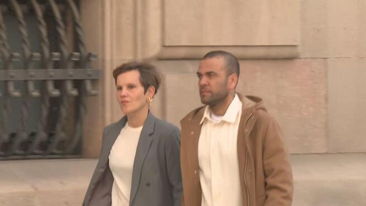 Dani Alves a s u salida de la Audiencia Provincial tras haber salido de la prisión de Brians con la libertad condicional