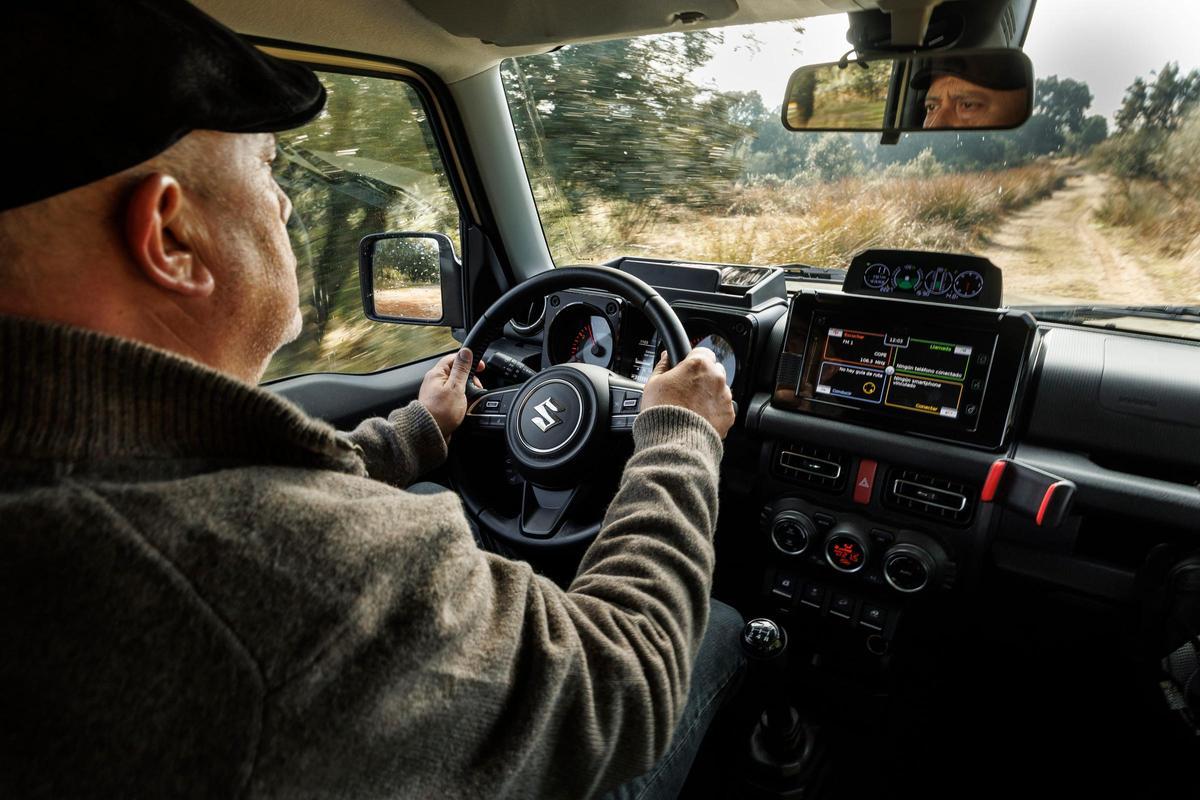 Juan López Frade al volante de su Suzuki Jimny