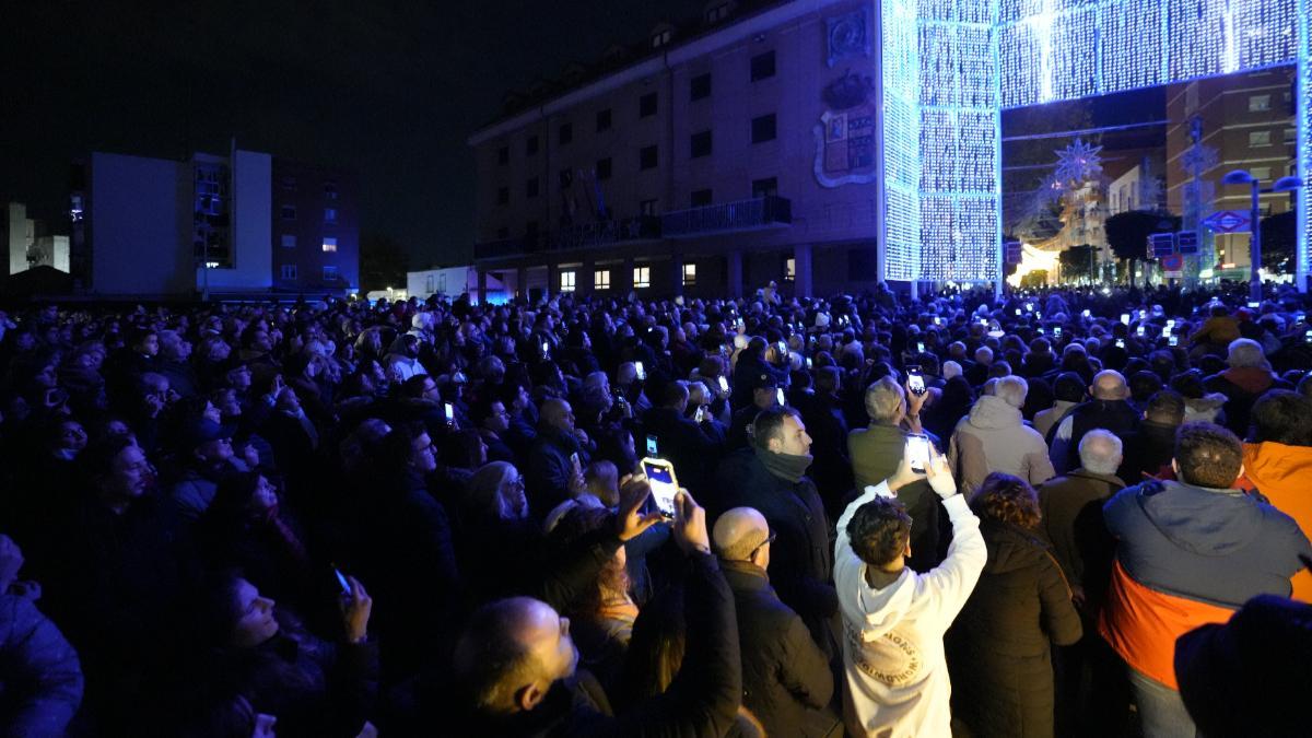 Miles de personas dan la bienvenida a la Navidad en Móstoles.