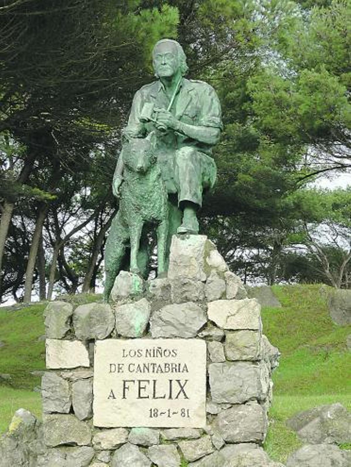 estatua. La imagen de Félix Rodríguez de la Fuente con un lobo preside la finca del palacio de la Magdalena, en Santander, donde se celebró la última reunión del patronato del Parque.