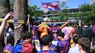 Cientos de culés esperan la salida del autobús del Barça en el Camp Nou