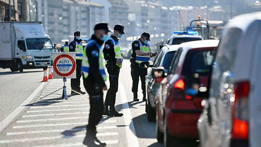 Control conjunto de las policías locales en Estribela.  |  // GUSTAVO SANTOS