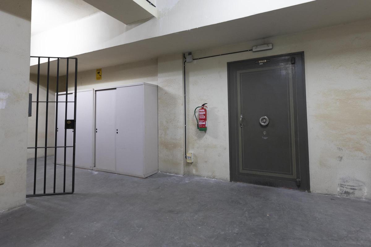 El refugio antiaéreo con la puerta de la cámara de seguridad, en el sótano de la sede del ICS.