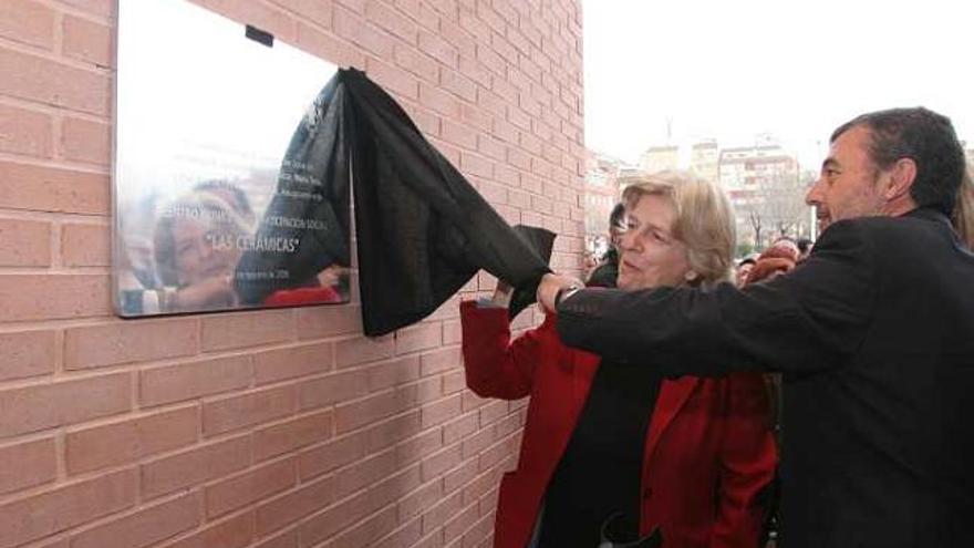 María Tena descubre la placa conmemorativa durante la inauguración