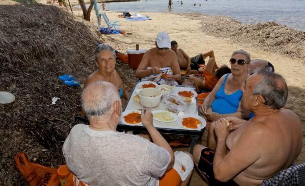 Dunas de algas en Cala Cantalar