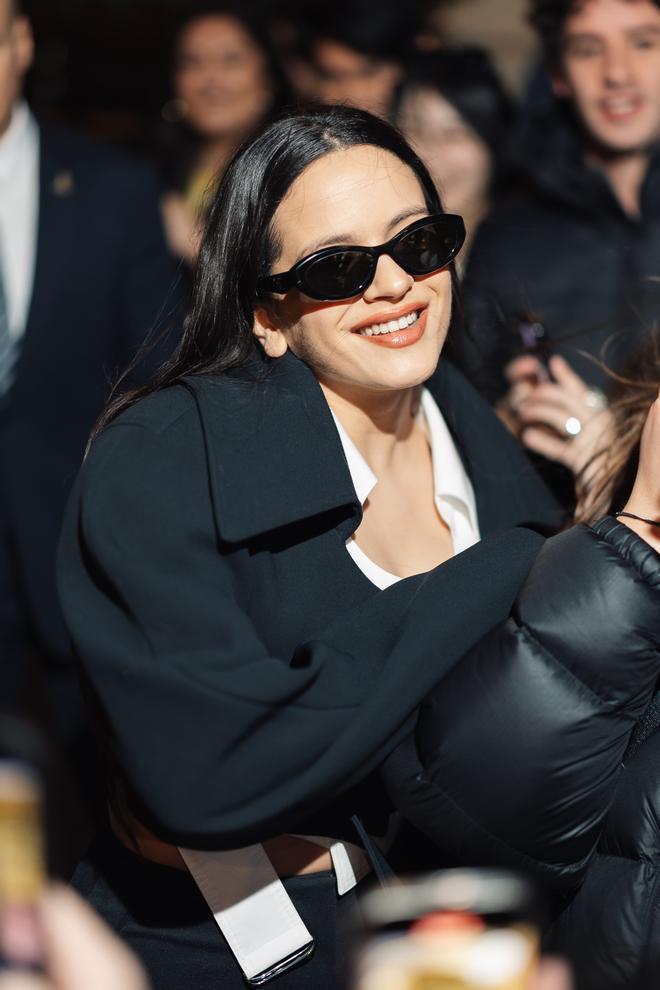 Rosalía en París con gafas de sol