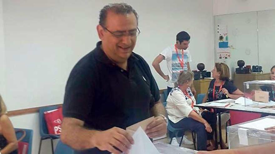 El alcalde de Calvià, depositando ayer su voto.