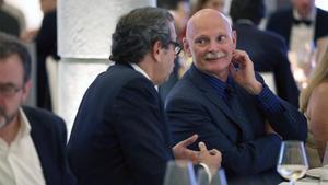 Hoffman, al fondo, conversa con Lluis Sans, sentado junto a Alfred Bosch, en el Hotel Casa Fuster.