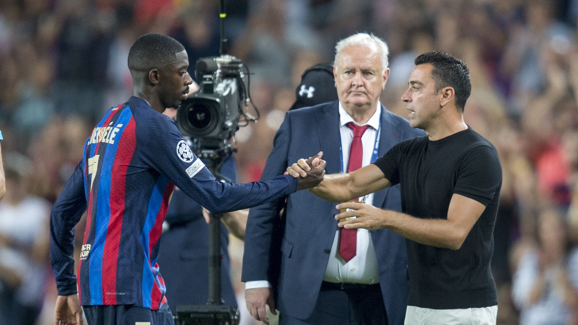 Xavi felicita a Dembelé tras sustituirle durante el partido contra el Viktoria Pilsen.