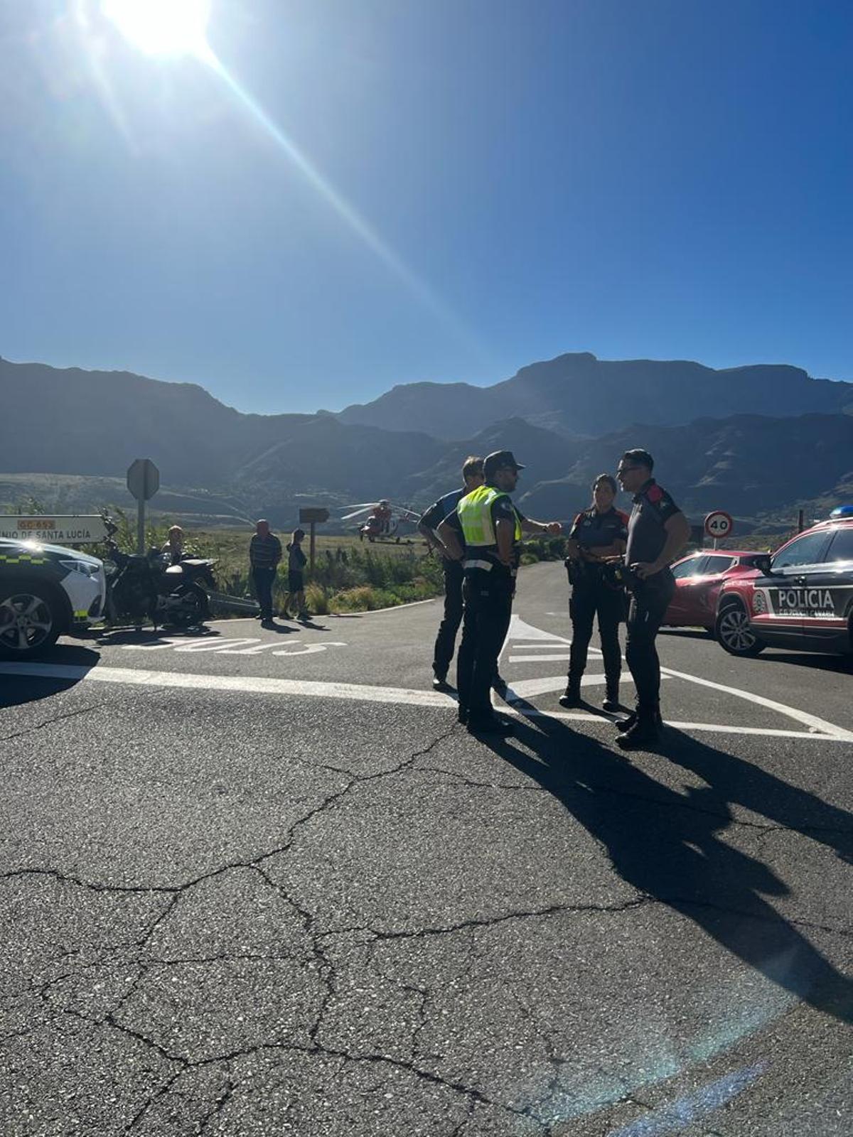 Operativo de la Policía Local y de la Guardia Civil en las inmediaciones del cruce del Ingenio de Santa Lucía.