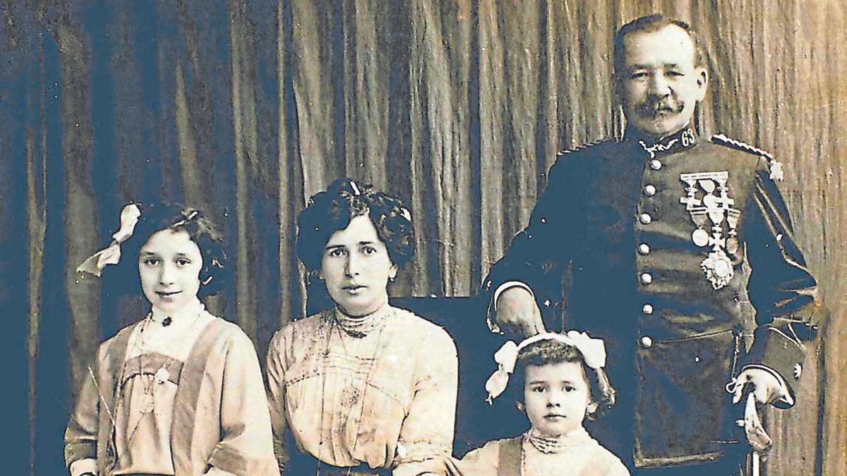 Retrat de Josep Clapés amb la seua esposa i les dues filles del matrimoni, fet a Maó.