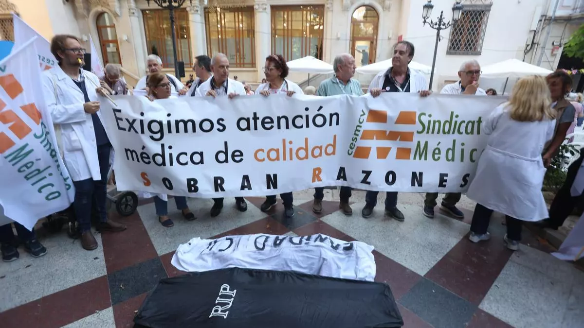 Los médicos fijan fecha de movilización contra la norma de la dedicación exclusiva en la sanidad pública
