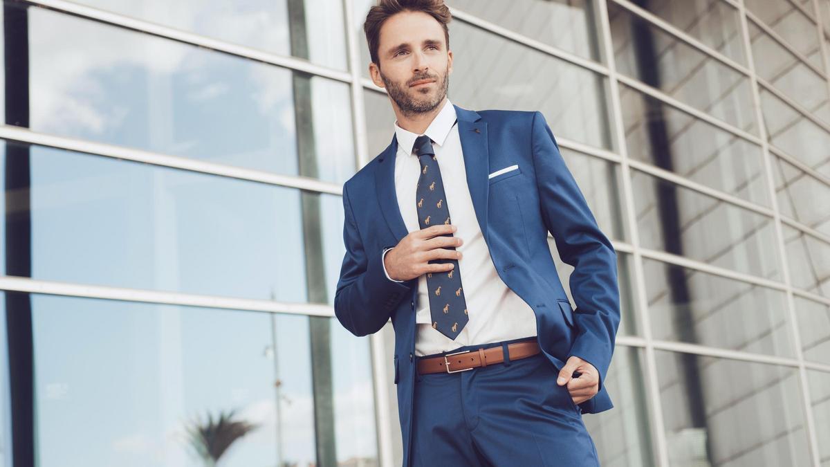 El traje azul es una de las tendencias masculinas del momento.