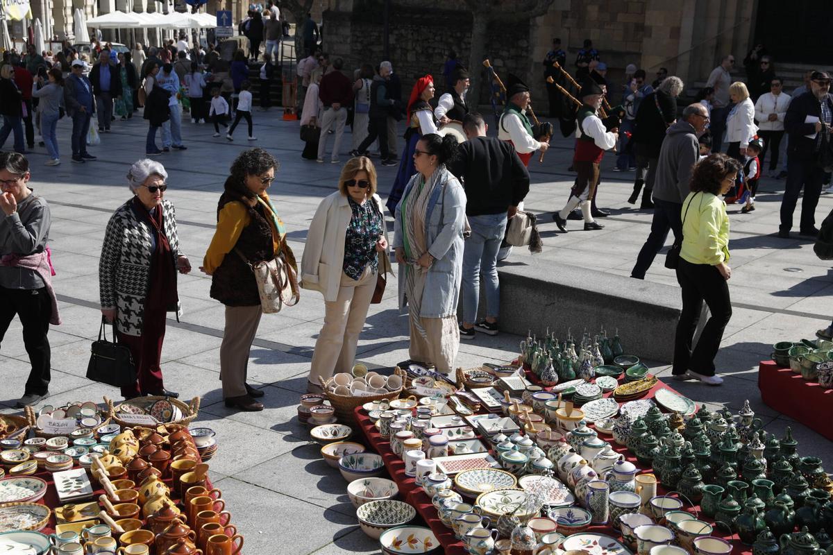 Avilés. Feria artesanía. El Bollo
