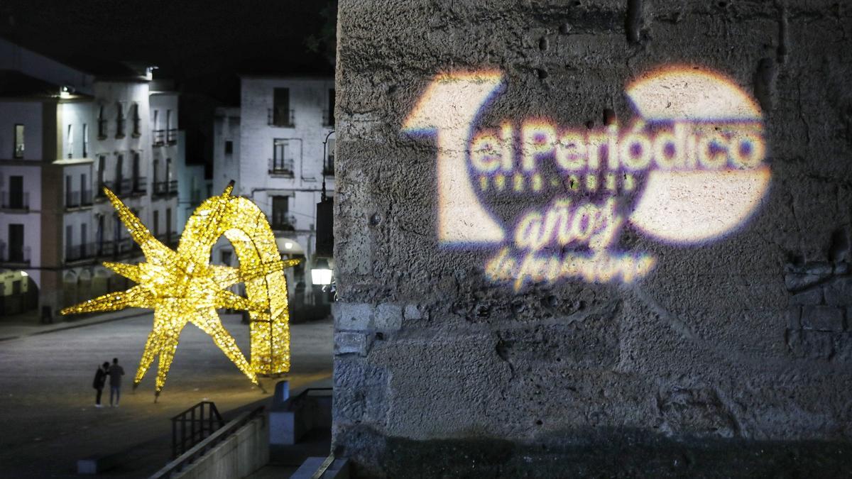 Logotipo del centenario de El Periodico Extremadura, en el foro de los Balbos de Cáceres.