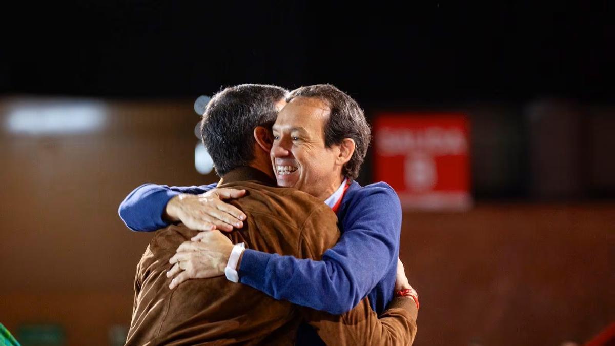 Marc Pons abraza a Pedro Sánchez en un mitin del PSOE.