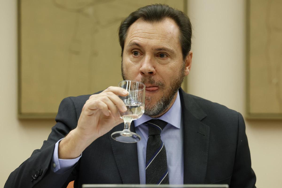El ministro de Transportes y Movilidad Sostenible, Óscar Puente comparece en la Comisión de Transportes y Movilidad Sostenible a petición propia y de los grupos Popular, VOX y Mixto para informar sobre las líneas generales de su departamento este miércoles en el Congreso.