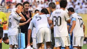 Xabi Alonso, entrenador del Real Madrid, habla con sus jugadores en el debut en el Mundial de Clubes.