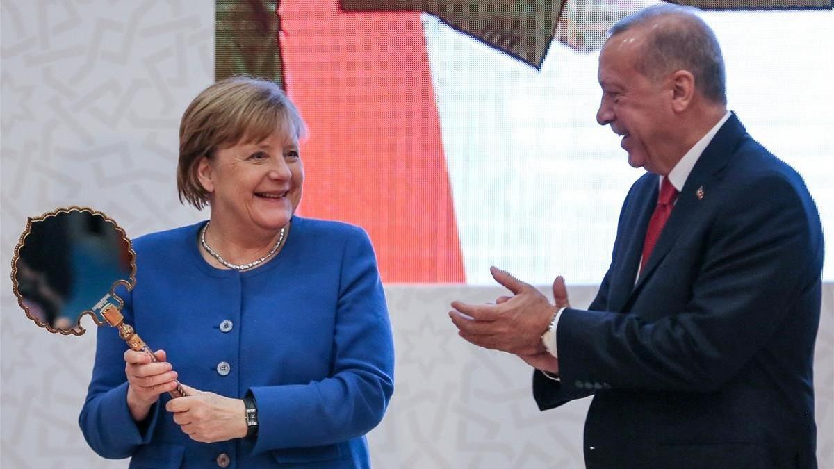 Merkel recibe un regalo de Erdogan, este viernes en Estambul.