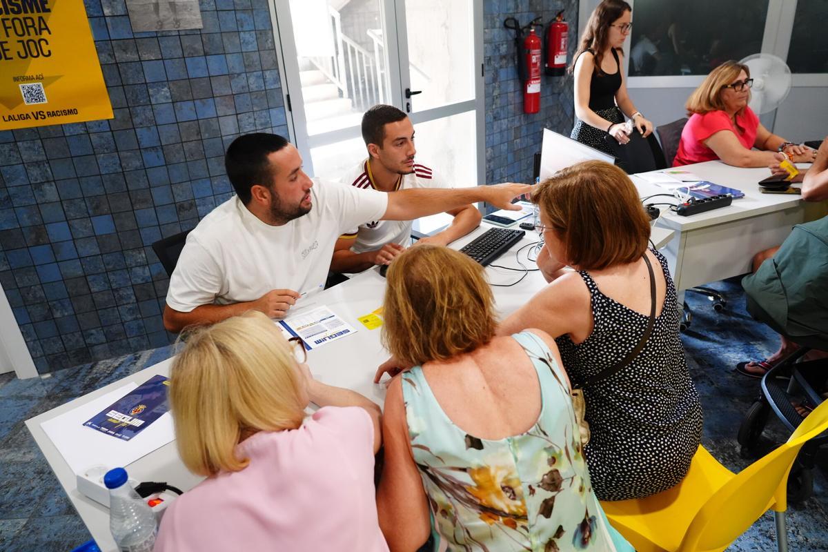 VILA-REAL. Reubicaciones para los abonados.  colas en La Cerámica.