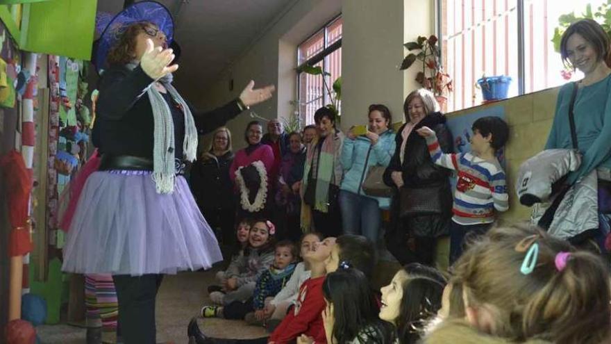 La bruja Ciruela se dirige a padres y madres que ayer asistieron al cuentacuentos.