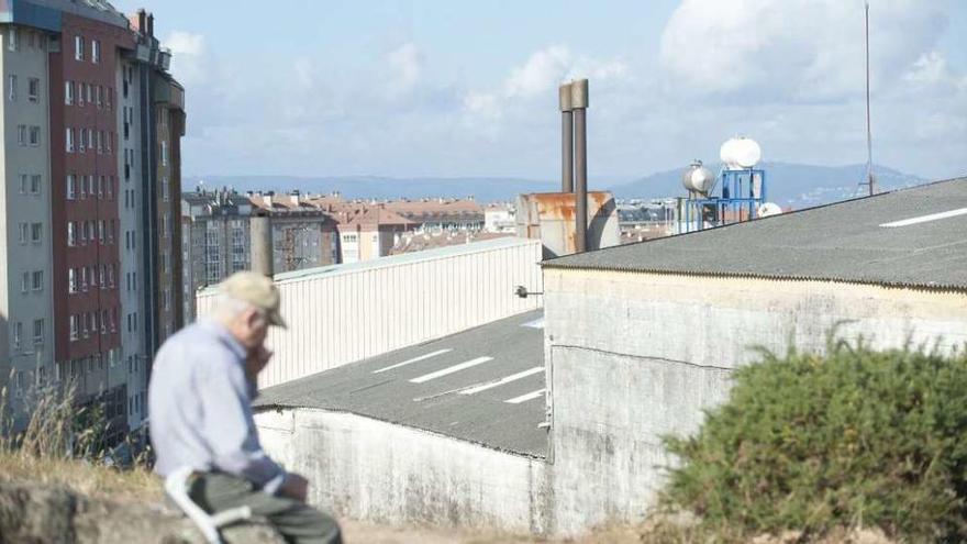 Un vecino descansa ante las instalaciones de Maderas Peteiro.