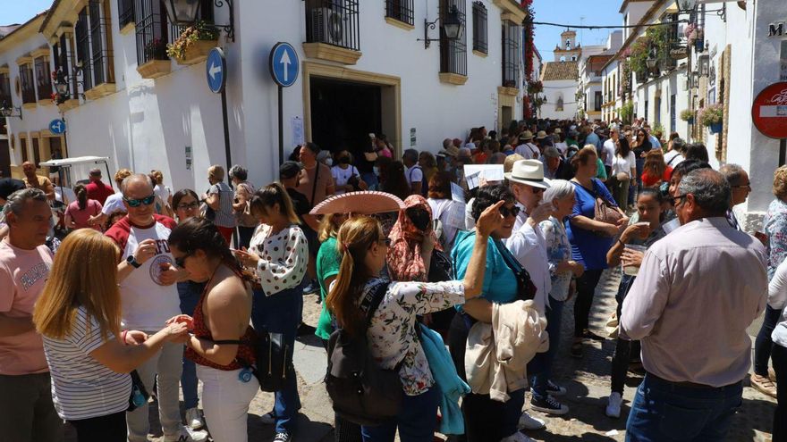 Turistas hacen cola en San Basilio para visitar patios, el pasado mes de mayo.