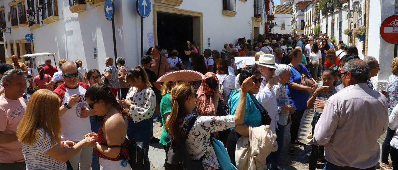 Turistas hacen cola en San Basilio para visitar patios, el pasado mes de mayo.