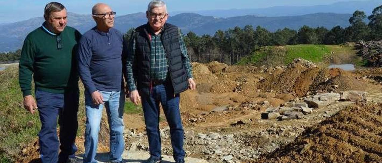 Rafael Losada, Marcos Alonso y el presidente de la comunidad de Pereiras, Jorge Lorenzo, ayer. // D.P.