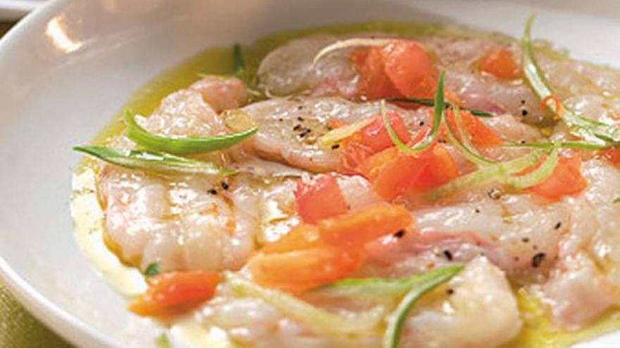Un delicioso carpaccio de gambas.