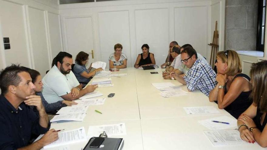 Una de las comisiones informativas celebradas ayer en el Concello de Vilagarcía. // Noé Parga