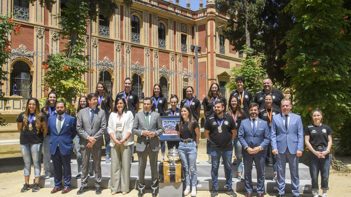 Foto de familia de Juanma Moreno con la expedición del BM Costa del Sol Málaga.