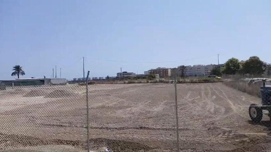 Vecinos denuncian la puesta en marcha de otra campa de coches, ahora en el casco urbano de El Altet, pese a las restricciones decretadas por el alcalde de Elche
