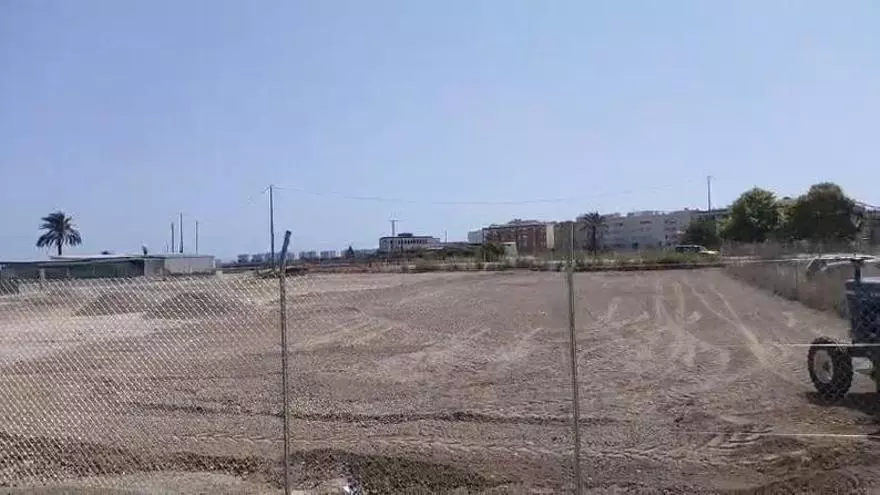 Vecinos denuncian la puesta en marcha de otra campa de coches, ahora en el casco urbano de El Altet, pese a las restricciones decretadas por el alcalde de Elche