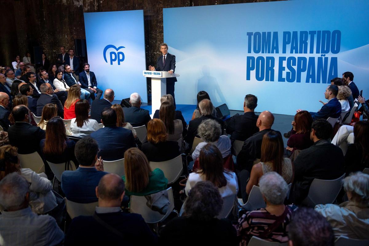 Alberto Núñez Feijóo presenta el plan de inmigración en Barcelona