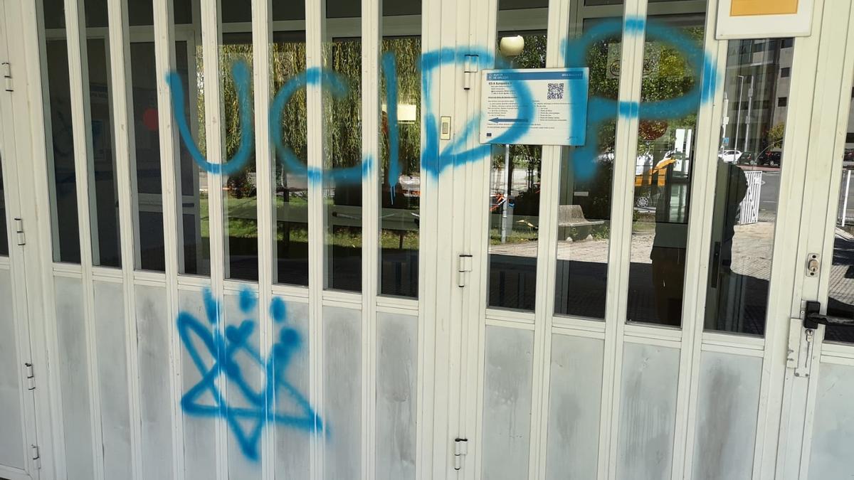 Una de las pintadas en la entrada principal.