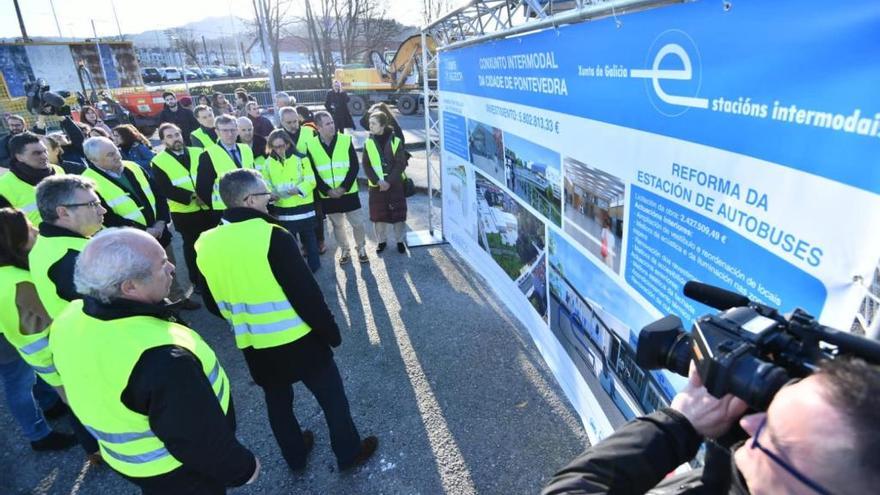 Autoridades visitando las obras acompañados por los técnicos.