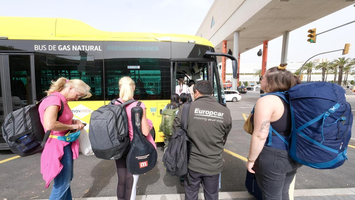 Turistas hacen cola para subir al bus de Can Picafort en el aeropuerto de Palma