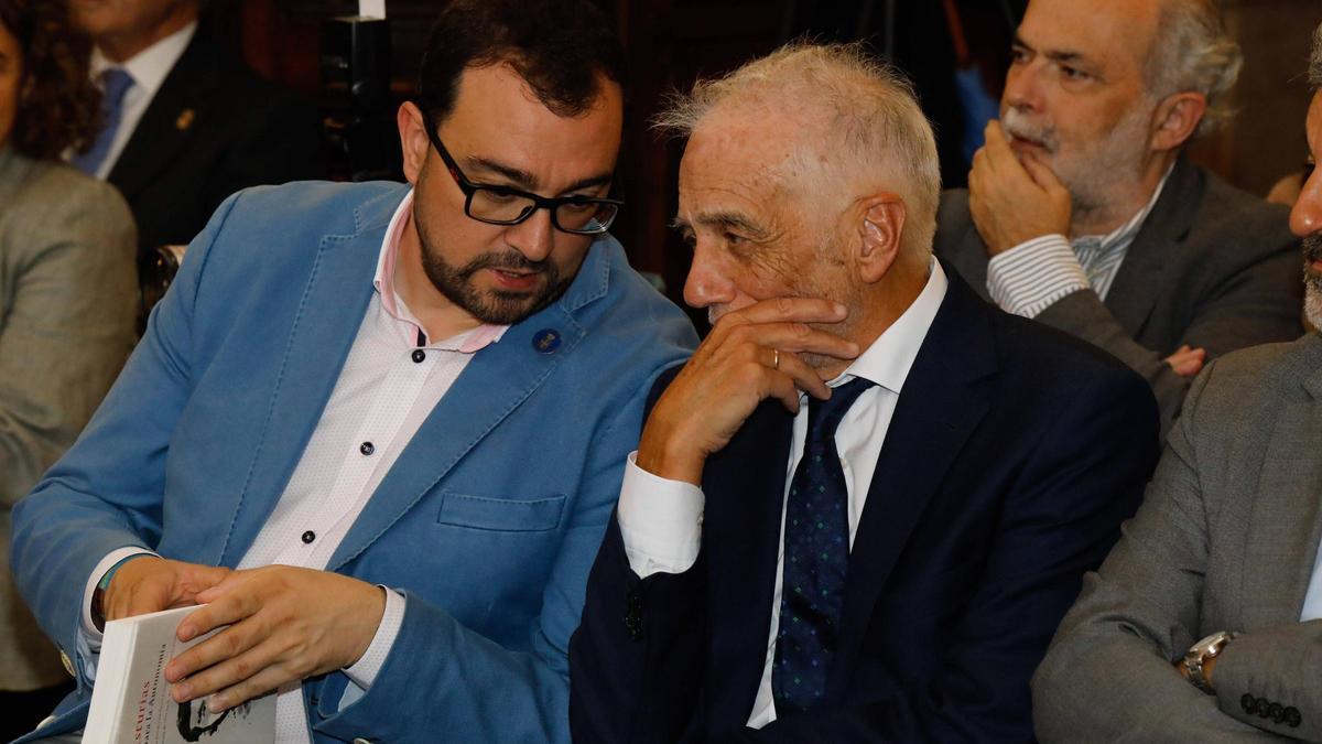 Adrián Barbón y Pedro de Silva. PRESENTACION DEL LIBRO "ASTURIAS. TEXTOS PARA LA AUTONOMIA" DE PEDRO DE SILVA. JUNTA GENERAL DEL PRINCIPADO