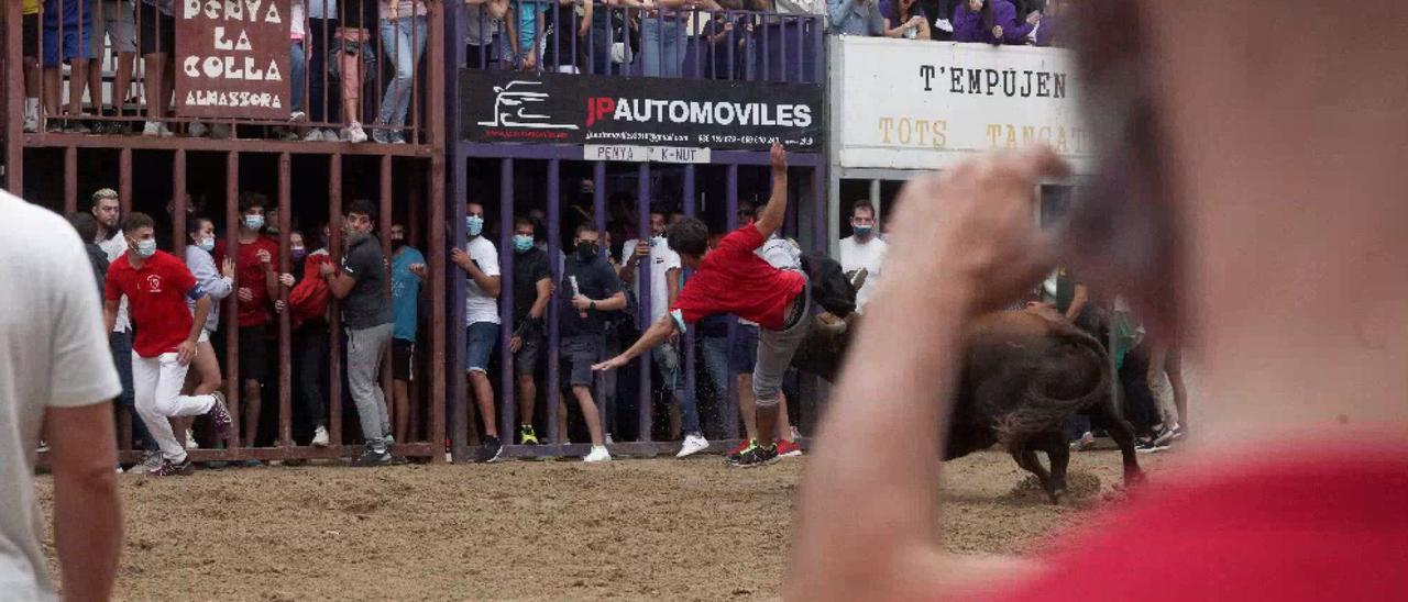 Imagen del momento en el que el astado alcanza a uno de los aficionados.