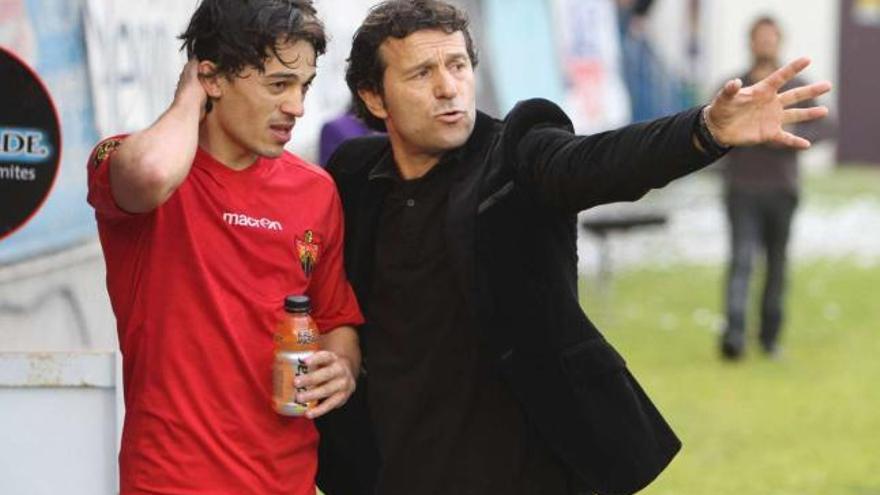 Noguerol escucha las instrucciones de Luisito en el partido del pasado domingo ante el Oviedo. // Iñaki Osorio