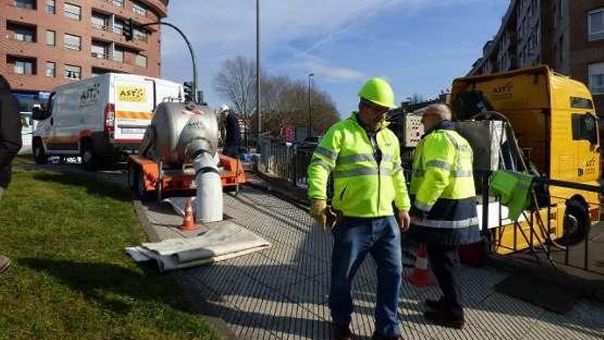 Operarios, ayer, trabajando en la zona.