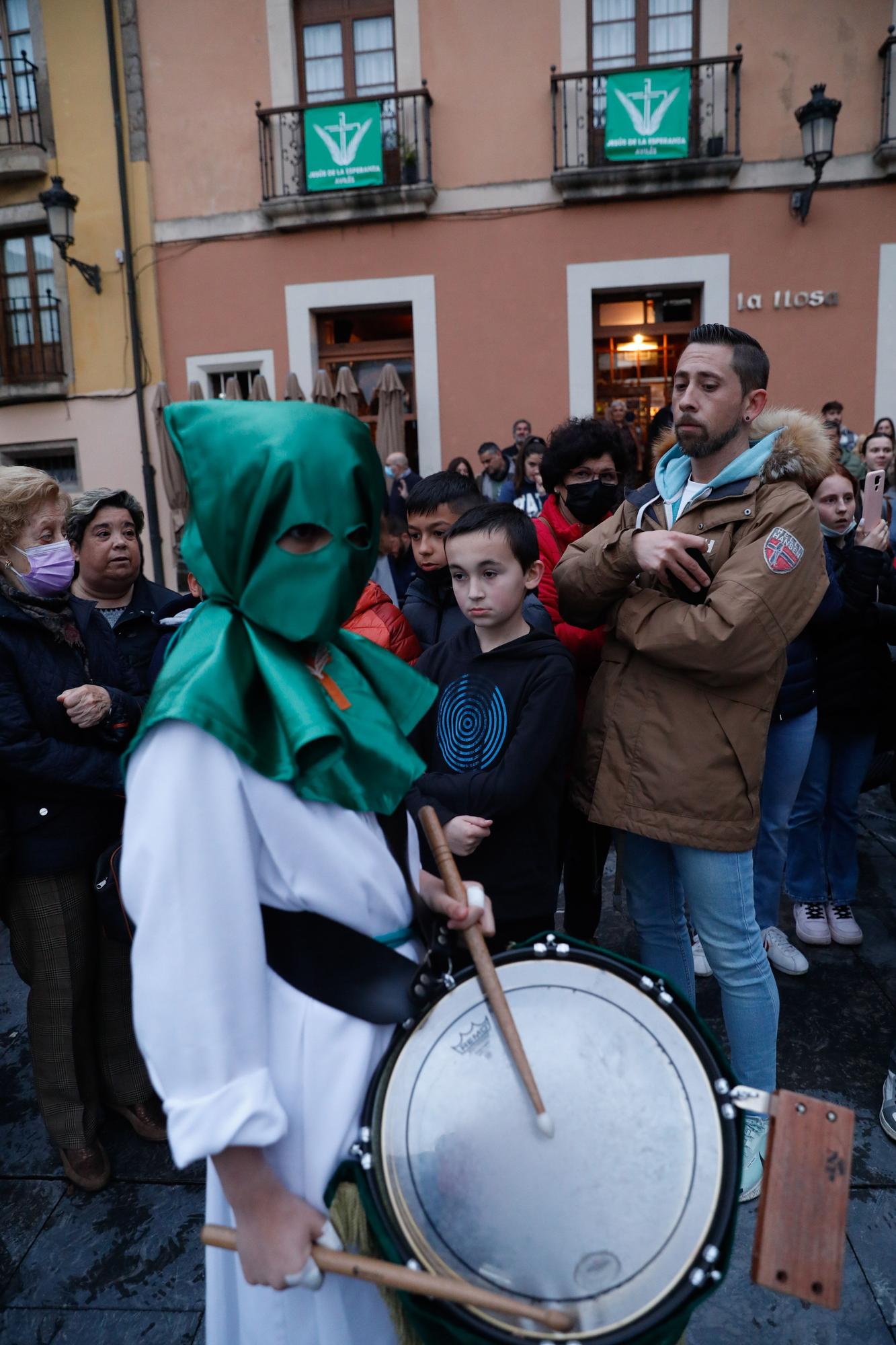 El Cristo de Medinaceli sale de procesión en Avilés y pone fin tres años de "cautiverio"