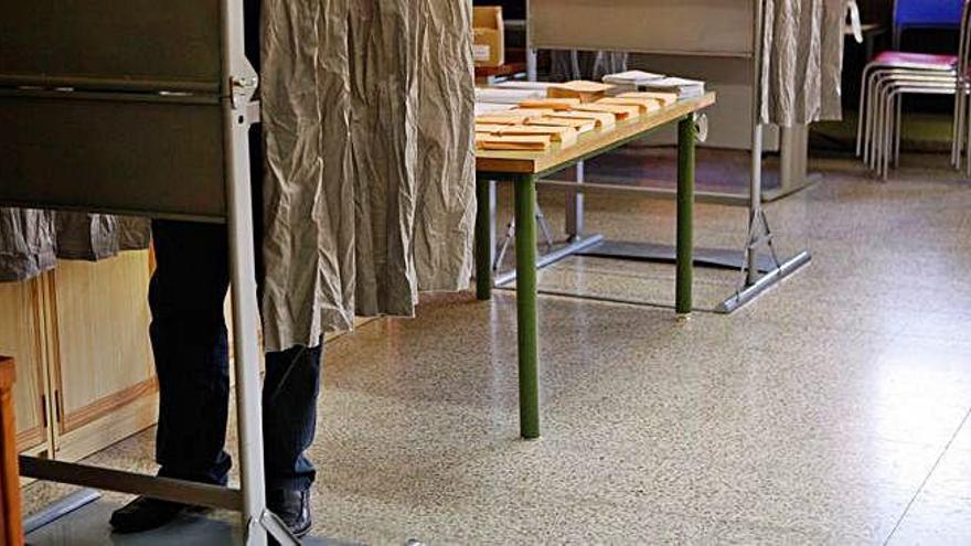 Papeletas durante una jornada de votación en la capital zamorana.