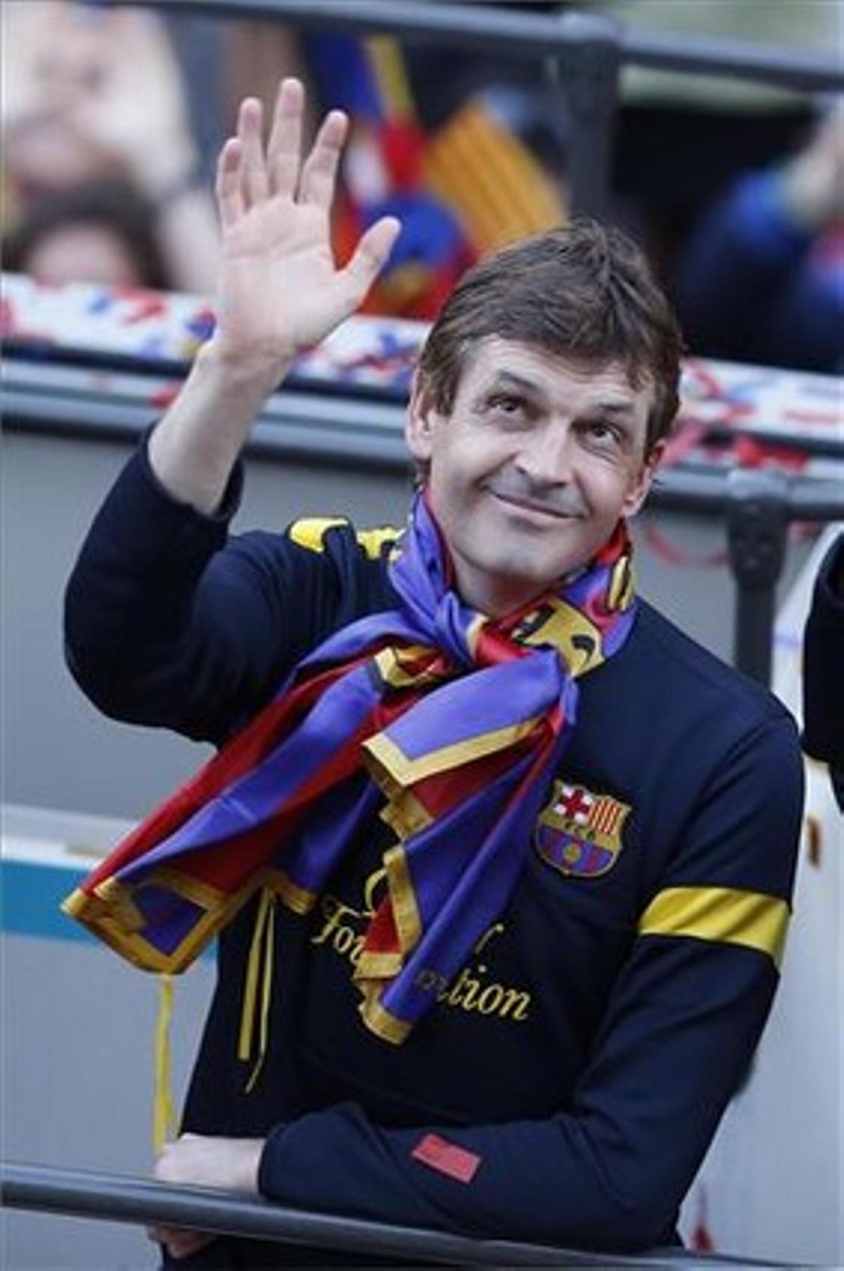 Tito Vilanova en la celebració d’un títol a l’autobús al seu pas per Passeig de Gràcia.